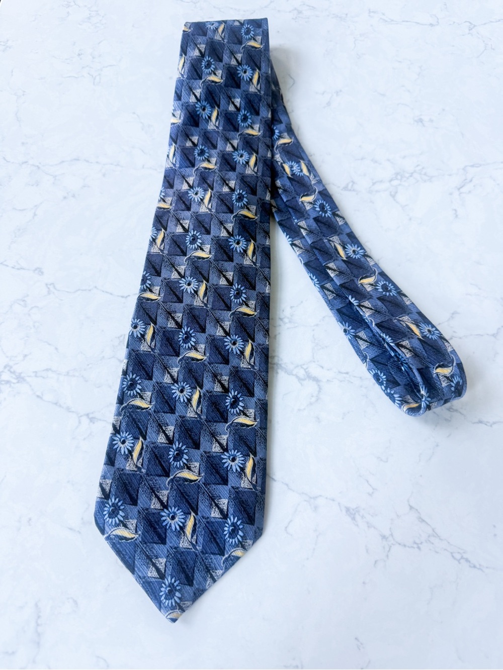 Vintage Jhane Barnes 100% silk Blue Floral Geometric Patterned Men's Tie